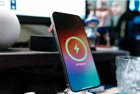 游仙苹果15换屏服务分享用什么充电器给iPhone15充电更好 